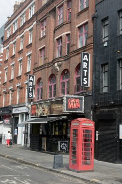 Londra, Birleşik Krallık, 16 Haziran 2025 - Londra 'nın batı ucundaki Tiyatro Alanı' nın bir parçası olan Sanat Tiyatrosu manzarası