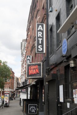 Londra, Birleşik Krallık, 16 Haziran 2025 - Londra 'nın batı ucundaki Tiyatro Alanı' nın bir parçası olan Sanat Tiyatrosu manzarası