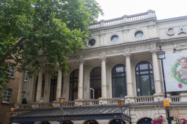 Londra, Birleşik Krallık, 16 Haziran 2025 Garrick Tiyatrosu manzarası, Londra 'nın batı ucundaki tiyatro arazisinin bir parçası.