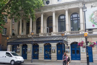 Londra, Birleşik Krallık, 16 Haziran 2025 Garrick Tiyatrosu manzarası, Londra 'nın batı ucundaki tiyatro arazisinin bir parçası.