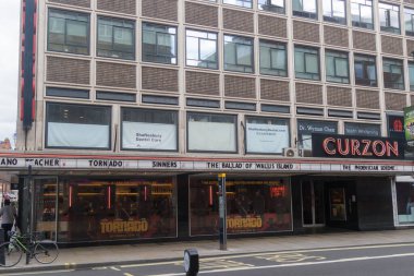 Londra, Birleşik Krallık, 16 Haziran 2025: - Soho 'daki Cuzon Sineması manzarası, Londra' nın batı ucundaki tiyatro arazisinin bir parçası