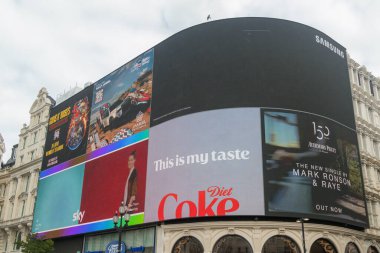 Londra, Birleşik Krallık, 16 Haziran 2025 Piccadilly Sirki 'nin ünlü reklam panolarının manzarası.