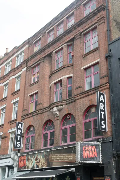 Londra, Birleşik Krallık, 16 Haziran 2025 - Londra 'nın batı ucundaki Tiyatro Alanı' nın bir parçası olan Sanat Tiyatrosu manzarası