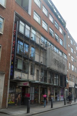 Londra, Birleşik Krallık, 16 Haziran 2025: - Londra 'nın batı ucundaki tiyatro arazisinin bir parçası olan Soho Tiyatrosu ve barı manzarası