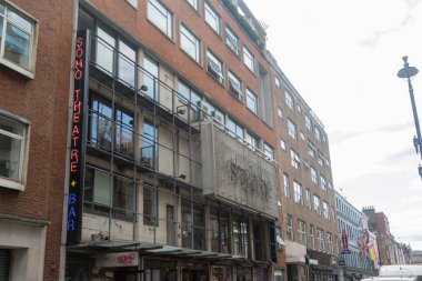 Londra, Birleşik Krallık, 16 Haziran 2025: - Londra 'nın batı ucundaki tiyatro arazisinin bir parçası olan Soho Tiyatrosu ve barı manzarası
