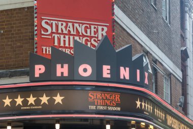 Londra, Birleşik Kingdon, 16 Haziran 2025: - Phoenix Tiyatrosu manzarası, Londra 'nın batı ucundaki tiyatro arazisinin bir parçası