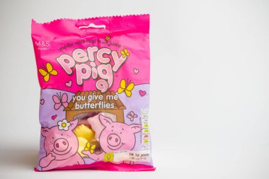 Londra, Birleşik Krallık, 21 Temmuz 2025 'te Spencer' ın Percy Domuzları ve Marks 'ın Beyaz Arkaplanına Karşı Bana Verdiğiniz Kelebekler