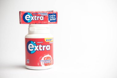 Londra, Birleşik Krallık, 21 Temmuz 2025 Wrigley 'in ekstra Çilek Çiğneme Sakızı, Beyaz Arkaplan Karşıtı