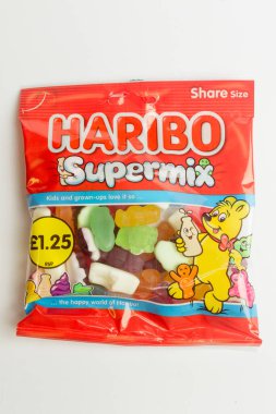Londra, Birleşik Krallık, 21 Temmuz 2025 - Bir paket Haribo Supermix Sweets 'e Karşı Beyaz Arkaplan