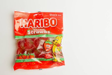 Londra, Birleşik Krallık, 21 Temmuz 2025 - Bir paket Haribo Squidgy Strawbs Sweets 'in Beyaz Arkaplan Karşıtı