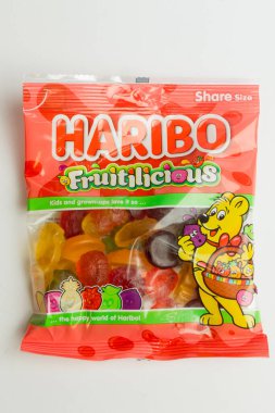 Londra, Birleşik Krallık, 21 Temmuz 2025 - Beyaz Arkaplan Karşıtı Bir paket Haribo Fruitilicious Sweets
