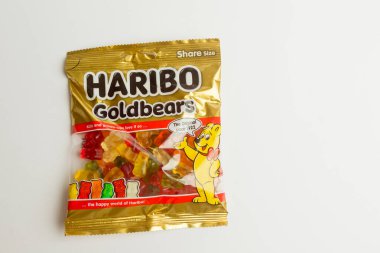 Londra, Birleşik Krallık, 21 Temmuz 2025 - Bir paket Haribo Goldbear Şekeri Karşıtı Beyaz Arkaplan
