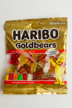 Londra, Birleşik Krallık, 21 Temmuz 2025 - Bir paket Haribo Goldbear Şekeri Karşıtı Beyaz Arkaplan