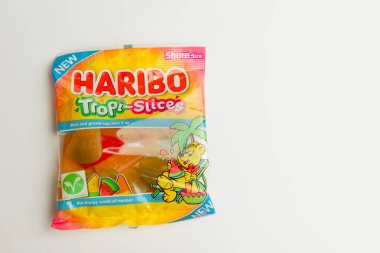 Londra, Birleşik Krallık, 21 Temmuz 2025 - Bir paket Haribo Tropi-Dilimli Şekere Karşı Beyaz Arkaplan