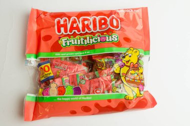 Londra, Birleşik Krallık, 21 Temmuz 2025 - Bir paket Haribo Meyveli Muti Paketli Şekerlere Karşı Beyaz Arkaplan
