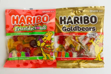 Londra, Birleşik Krallık, 21 Temmuz 2025 - Bir paket Haribo Goldbear Orijinal ve Fruitilicious Sweets 'e Karşı Bir Beyaz Arkaplan