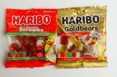 Londra, Birleşik Krallık, 21 Temmuz 2025 - Bir paket Haribo Goldbear Orijinal ve Kalamar Strawbs Sweets 'in Beyaz Arkaplan Karşıtı