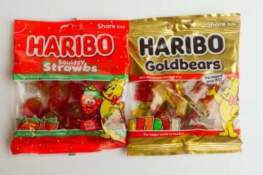 Londra, Birleşik Krallık, 21 Temmuz 2025 - Bir paket Haribo Goldbear Orijinal ve Kalamar Strawbs Sweets 'in Beyaz Arkaplan Karşıtı