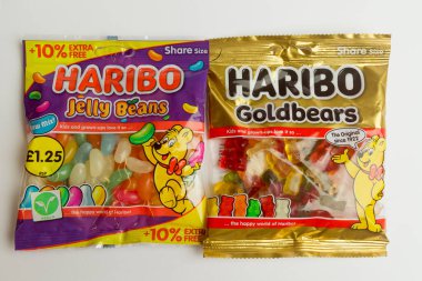 Londra, Birleşik Krallık, 21 Temmuz 2025 - Bir paket Haribo Goldbear Orijinal ve Vegan Jöle Şekeri Karşıtı Beyaz Arkaplan