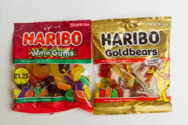 Londra, Birleşik Krallık, 21 Temmuz 2025 - Bir paket Haribo Goldbear Orijinal ve Şarap Sakızı Tatlıları, Beyaz Arkaplan Karşıtı