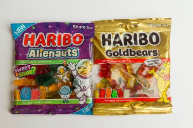 Londra, Birleşik Krallık, 21 Temmuz 2025 - Bir paket Haribo Goldbear Orijinal ve Alienauts Sweets, Karşıt Beyaz Arkaplan