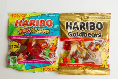 Londra, Birleşik Krallık, 21 Temmuz 2025 - Bir paket Haribo Goldbear Orijinal ve Sour Sparks Sweets 'in Beyaz Arkaplan Karşıtı Görüntüsü