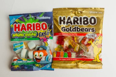 Londra, Birleşik Krallık, 21 Temmuz 2025 - Bir paket Haribo Goldbear Orijinal ve Sound Cubes Sweets, Karşıt Beyaz Arkaplan