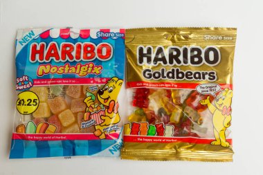 Londra, Birleşik Krallık, 21 Temmuz 2025 - Bir paket Haribo Goldbear Orijinal ve Nostaljik Şekerler, Beyaz Arkaplan Karşıtı