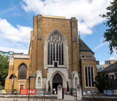 Londra, Birleşik Krallık, 28 Temmuz 2025: - St. George Katedrali manzarası, Southwark 19. yüzyıl Katolik katedrali Gotik tarzda inşa edildi.
