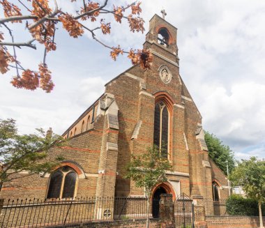 Londra, Birleşik Krallık, 28 Temmuz 2025 - Shepard 's Bush' ta yer alan Yunan Ortodoks St. Nicolas Katedrali manzarası