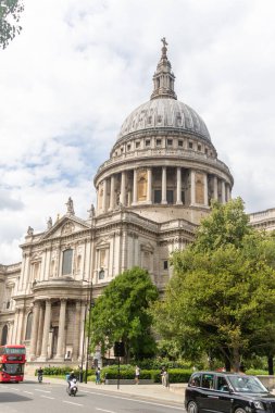 Londra, Birleşik Krallık, 28 Temmuz 2025: - Londra 'da bulunan St. Paul Katedrali manzarası