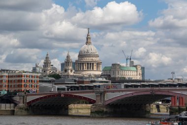 Londra, Birleşik Krallık, 28 Temmuz 2025: - Londra 'daki St. Paul Katedrali' nin Thames Nehri 'nin Güney Şeria' sından bir görüntüsü