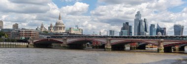 Londra, Birleşik Krallık, 28 Temmuz 2025: - Londra 'daki St. Paul Katedrali' nin Thames Nehri 'nin Güney Şeria' sından bir görüntüsü