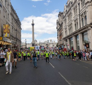 Londra, Birleşik Krallık, 9 Ağustos 2025 - Londra 'nın merkezinde Gazze' de savaş karşıtı bir Filistin yanlısı. Protestocular Londra 'nın merkezinde Whitehall' a yürüdüler