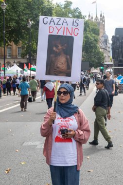 Londra, Birleşik Krallık, 9 Ağustos 2025 - Londra 'nın merkezinde Gazze' de savaş karşıtı bir Filistin yanlısı. Protestocu elinde Gazze ölüyor yazan bir tabela tutuyor