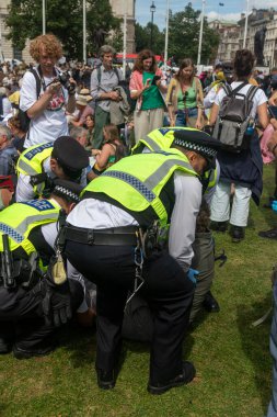 Londra, Birleşik Krallık, 9 Ağustos 2025 - Londra Parlamento Meydanı 'nda Filistin Eylem Protestosu, polis bir protestocuyu tutukladı