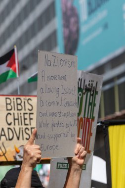 Londra, Birleşik Krallık, 9 Ağustos 2025 - Filistin yanlısı, Londra 'da Gazze' de Savaş Karşıtı Protesto, Siyonist karşıtı bir tabela