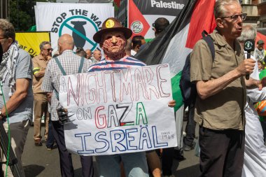 Londra, Birleşik Krallık, 9 Ağustos 2025 - Filistin yanlısı, Londra 'da Gazze' de Savaş Karşıtı Protesto, Freddy Krueger gibi giyinmiş bir protestocu 