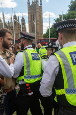 Londra, Birleşik Krallık, 9 Ağustos 2025 - Londra Parlamento Meydanı 'nda Filistin Eylem Protestosu, polis bir protestocuyu tutukladı