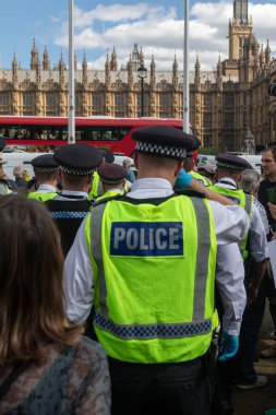 Londra, Birleşik Krallık, 9 Ağustos 2025 - Londra Parlamento Meydanı 'nda Filistin Eylem Protestosu, polis bir protestocuyu tutukladı