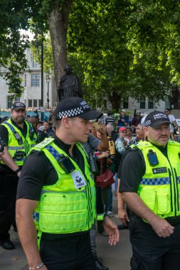 Londra, Birleşik Krallık, 9 Ağustos 2025 - Londra Parlamento Meydanı 'nda Filistin Eylem Protestosu, Galler polisi parlamento meydanına girdi