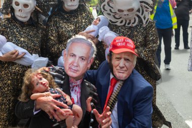 Londra, Birleşik Krallık, 9 Ağustos 2025 - Londra 'daki Gazze Savaşı karşıtı protestocular Trump ve Netanyahu gibi giyinmiş ölümle çevrili