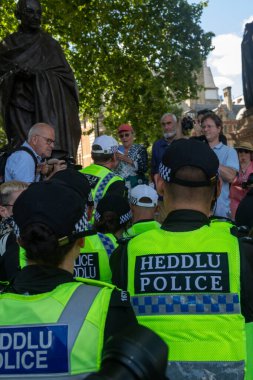 Londra, Birleşik Krallık, 9 Ağustos 2025 - Londra Parlamento Meydanı 'nda Filistin Eylem Protestosu, polis bir protestocuyu tutukladı