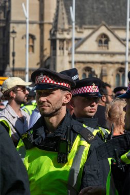 Londra, Birleşik Krallık, 9 Ağustos 2025 - Londra Parlamento Meydanı 'nda Filistin Eylem Protestosu, protestocular polis memurları