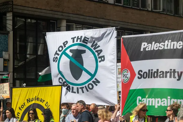 Londra, Birleşik Krallık, 9 Ağustos 2025 - Filistin yanlısı, Londra 'nın merkezinde Gazze' de Savaş Karşıtı Protesto, pankart manzarası.
