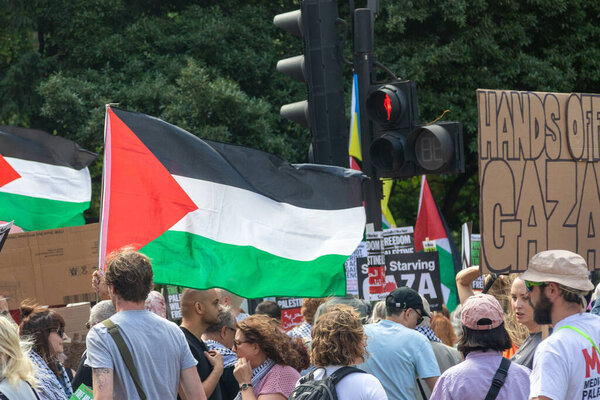 Лондон, Великобритания, 9 августа 2025: - Про Палестину, Антивоенная акция в Газе в центре Лондона, флаг Палестина