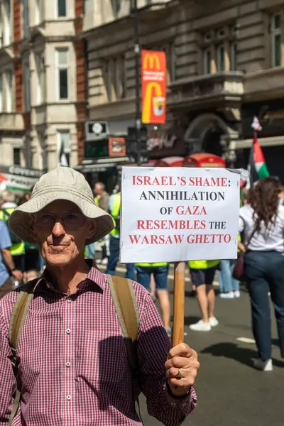 Londra, Birleşik Krallık, 9 Ağustos 2025 - Filistin yanlısı, Londra 'daki Gazze' de Savaş Karşıtı Protesto, Varşova gettosuna atıfta bulunan bir tabela