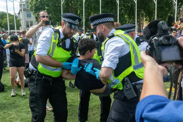 Londra, Birleşik Krallık, 9 Ağustos 2025 - Londra Parlamento Meydanı 'nda Filistin Eylem Protestosu, polis bir protestocuyu tutukladı