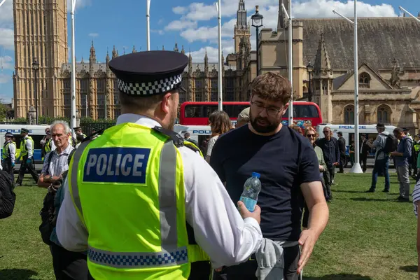 Londra, Birleşik Krallık, 9 Ağustos 2025 - Londra Parlamento Meydanı 'nda Filistin Eylem Protestosu, protestocular polisle karşı karşıya