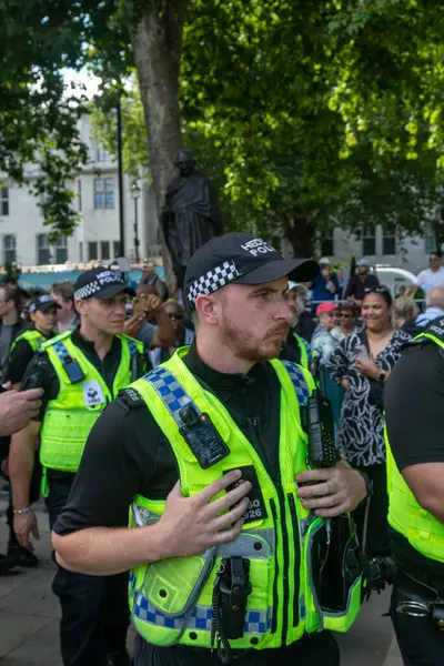 Londra, Birleşik Krallık, 9 Ağustos 2025 - Londra Parlamento Meydanı 'nda Filistin Eylem Protestosu, Galler polisi parlamento meydanına girdi